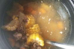 新手煲湯必備――胡蘿卜玉米骨頭湯