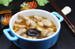 廣州人就憑這碗湯過春天，眉豆花生煲雞爪
