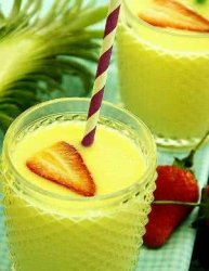夏日最佳飲品菠蘿草莓奶昔·墨嶼_