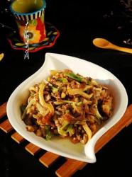 黄金菇炒肘子肉
