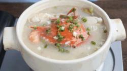 广东人最爱在冬天喝的海鲜砂锅粥,做法也