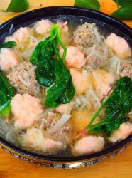 肉丸虾滑萝卜丝菠菜汤