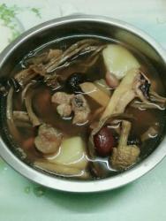 姬松茸茶树菇墨鱼排骨汤