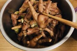 独家夏日居家零食:秘制卤香鸡爪