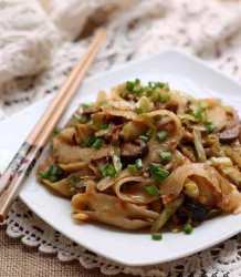 白菜肉丝炒刀削面