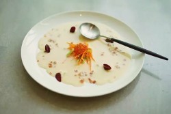 花椰菜泥佐香脆培根及菜丝,三文鱼籽