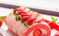 草莓棉花糖蛋糕卷