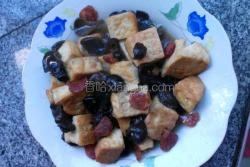 黑木耳腊肠焖豆腐