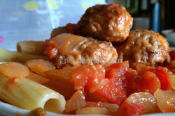 女孩意式肉丸面