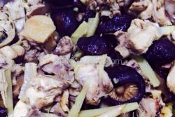 墨鱼香菇干锅闷鸡