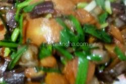腊肉蒜苗炒胡萝卜