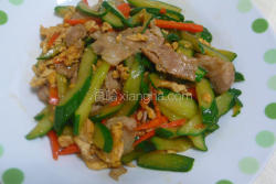 梅花肉片炒小黄瓜