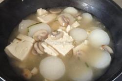 萝卜豆腐菌菇汤