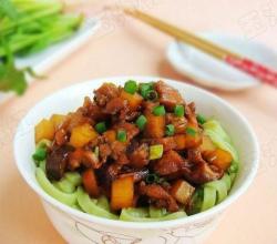 纯天然菠菜汁面条——香菇鸡丁捞面
