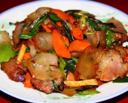 胡萝卜蒜苗炒腊肉