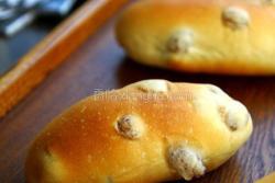 酒渍葡萄干面包和白吐司