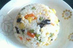 菠萝五彩蛋炒饭