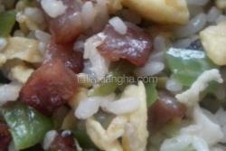 腊肠青椒蛋炒饭