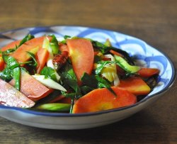 青红:红萝卜炒蒜苗好下饭