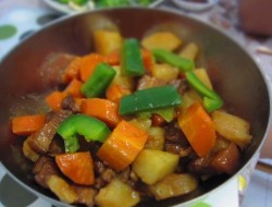 胡萝卜土豆烧肉