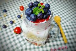 水果谷物酸奶杯