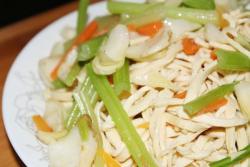 芹菜百合炒千张丝