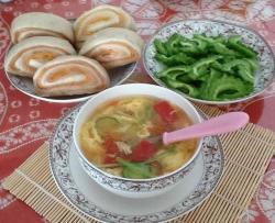 简单午餐:彩色馒头,鸡蛋,西红柿汤,凉拌苦瓜