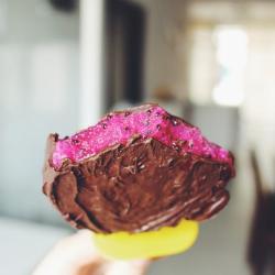 火龙果巧克力脆皮冰棒