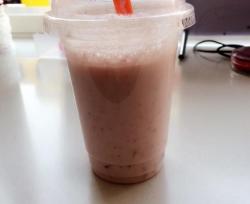 最近很想喝奶昔,又不想喝外面奶茶店粉冲出来的,于是在家DIY起来,其实真的很简单,最重要是材料很新鲜,绝无防腐剂,还可以根据心情