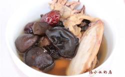 香菇木耳墨鱼汤