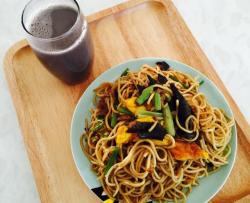 芹菜木耳肉丝鸡蛋炒面