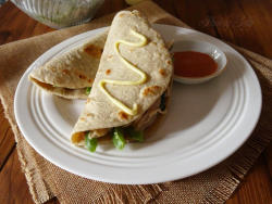 莜面莜麦麸皮墨西哥饼配鸡肉沙拉