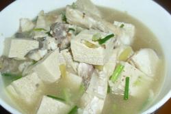 草鱼炖冻豆腐
