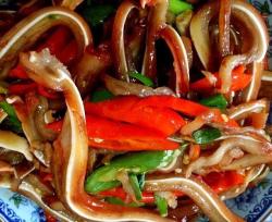 Bonnie私房菜——辣椒蒜叶炒猪耳