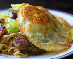 包菜煎蛋腊肠炒面