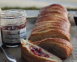 香软草莓奶酪馅辫子面包