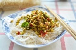 民族特色仫佬族 酸辣豆角 酸辣粉