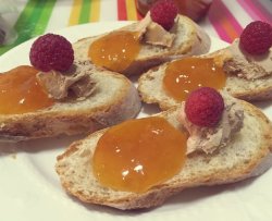 Pasta -- 法棒切片配鹅肝酱/青橄榄酱