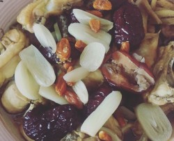 木耳红枣枸杞蒸鸡