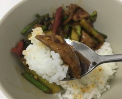 老干妈黄瓜炒猪肝盖码饭