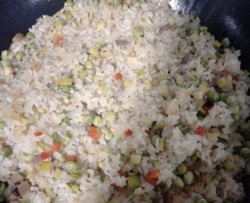 豌豆腊肉生炒糯米饭