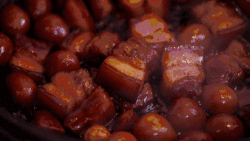 加了鹌鹑蛋后,这盘红烧肉,美味的逆天啦——鹌鹑蛋烧肉