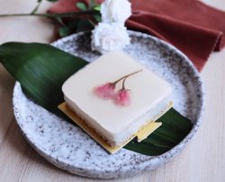 减肥版樱花酸奶慕斯蛋糕