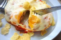 只需摆好材料去微波惊艳全家的早餐端上桌:香肠奶酪烘蛋