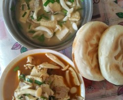 蘑菇豆腐韭菜肉汤