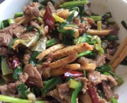 炒牛肉和芋头丝很配哟