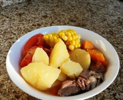 小朋友大朋友的开胃营养汤水:
马铃薯玉米胡萝卜西红柿猪骨汤