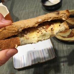 榴莲芝士烤坚果碎吐司