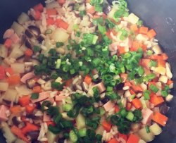 电饭煲胡萝卜香菇火腿土豆饭