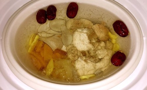 花膠響螺海底椰煲雞湯